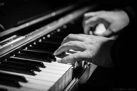 Bild: Gute Manieren sind wichtig beim ersten Date. Weißt du das Piano zu spielen?