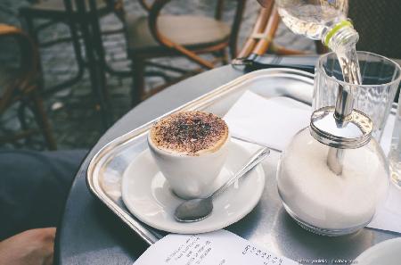 Bild: Immer eine gute Wahl für das erste Date ist ein schönes Cafe.