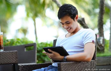 Bild: Onlinedating macht Spaß und kann immer und überall gemacht werden.